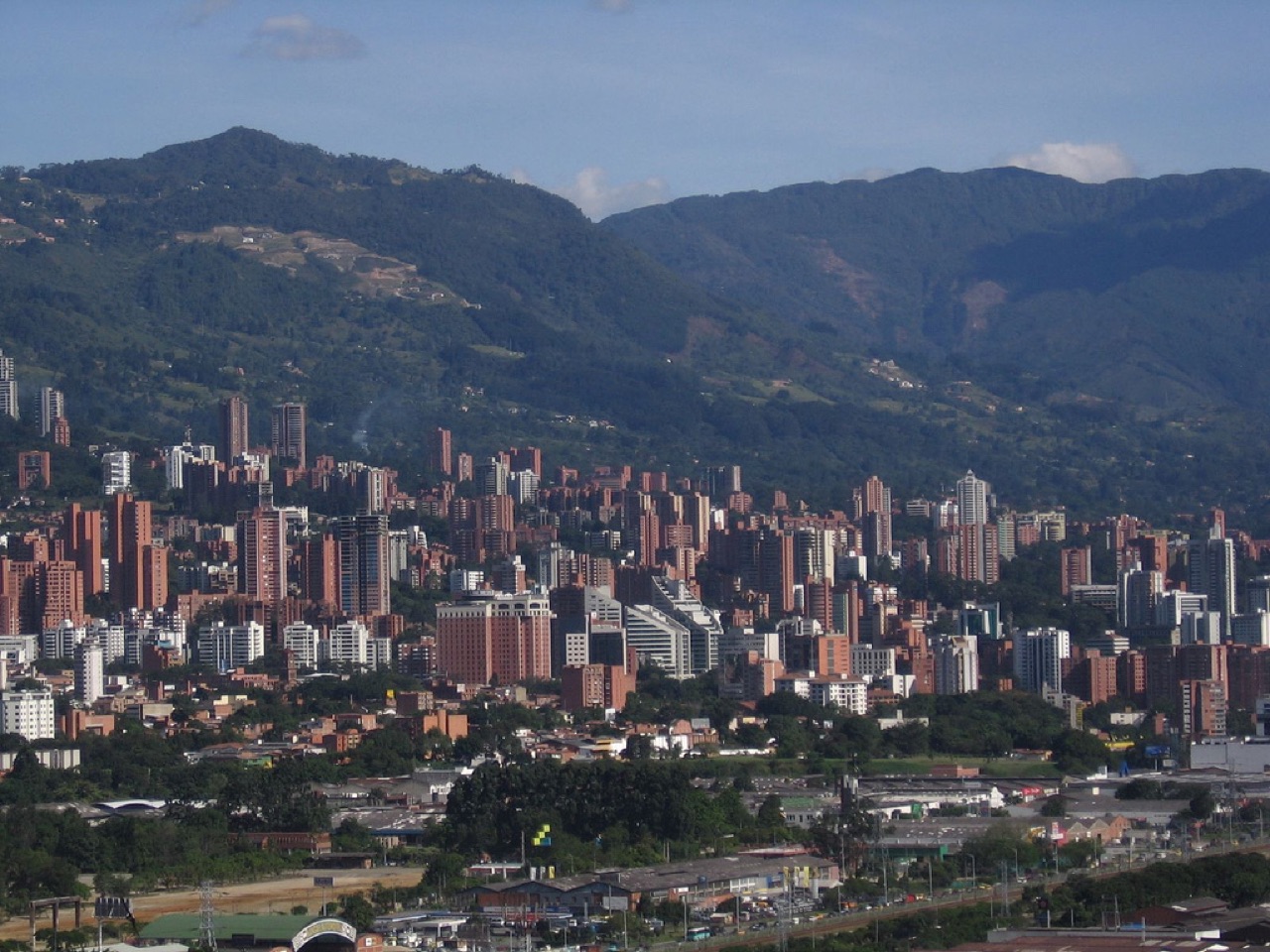 La 80 green corridor in Medellín with raised planters, trees and cycling lanes